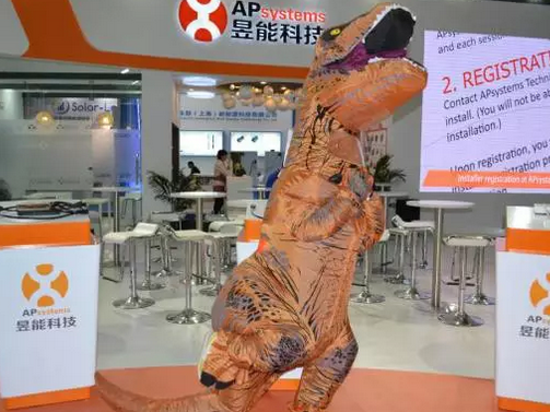 驚！SNEC展會(huì)出現(xiàn)史前動(dòng)物 暴龍帶你逛展會(huì)