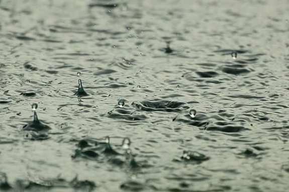 雨滴也能發(fā)電？能量轉(zhuǎn)化率達(dá)85% 可與太陽(yáng)能結(jié)合