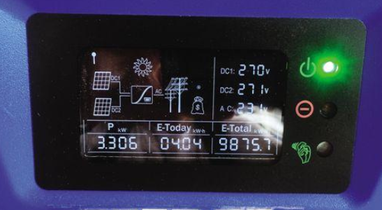 屋頂上加了塊光伏板 降溫且能發(fā)電賺錢!