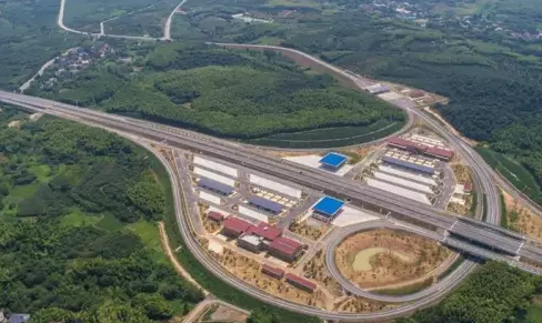 高速公路也建光伏發(fā)電站！年發(fā)電量達40萬千瓦