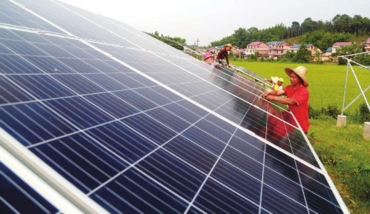 6月20日，在江西峽江縣硯溪鎮(zhèn)金坊村光伏電站項目現(xiàn)場，工人在加緊施工。