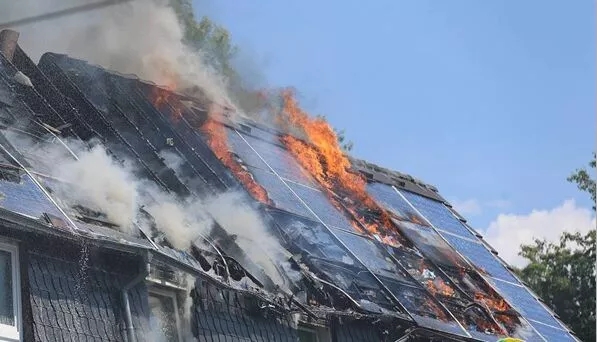 德國一民宅屋頂太陽能電站起火，整個屋頂燒成“骨架”