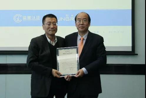 鑒衡向陽光電源、華為、禾望頒發(fā)國(guó)內(nèi)首批逆變器新能標(biāo)認(rèn)證證書